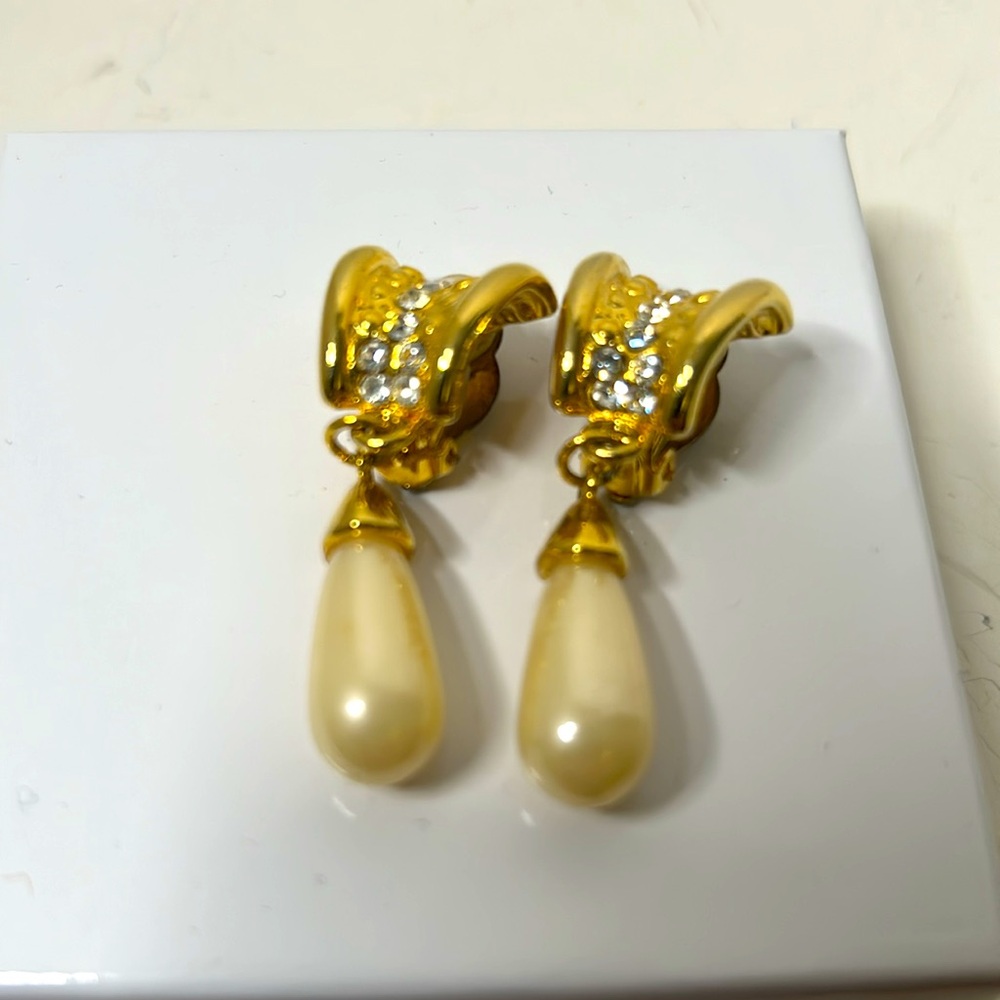 Gold tone cream pearl drop clip earrings rhinestones elegant classic weddings